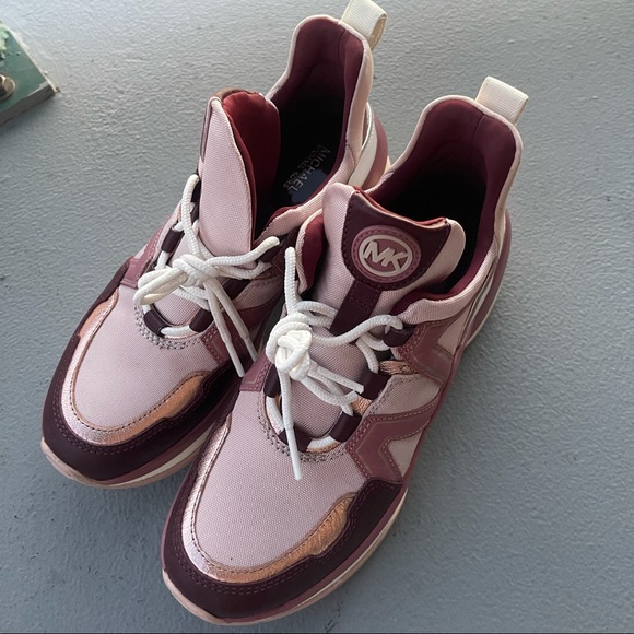 Michael Kors Trainers size 6.5( can fit 7) - Picture 2 of 4